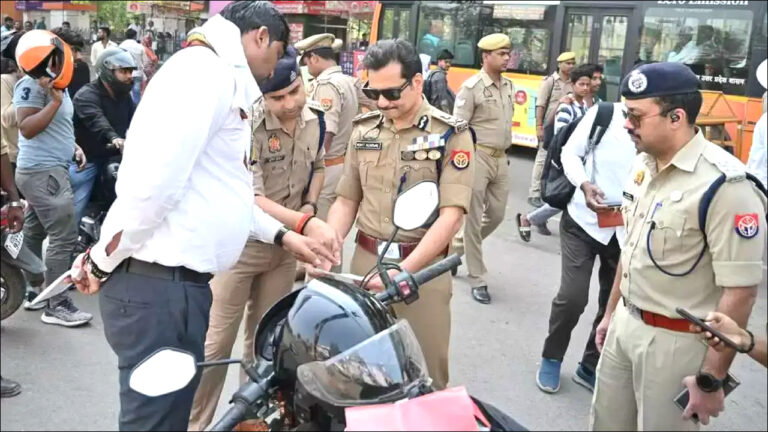 वाराणसी में यातायात व्यवस्था को सुचारू बनाने हेतु सड़क पर उतरे पुलिस आयुक्त