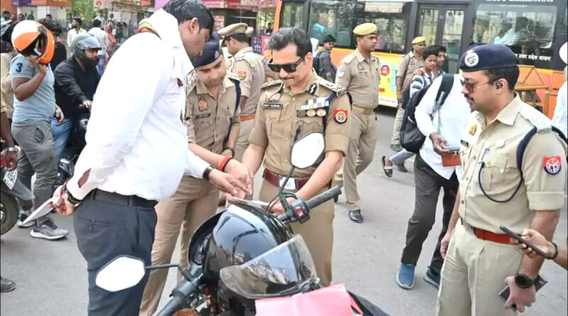 वाराणसी में यातायात व्यवस्था को सुचारू बनाने हेतु सड़क पर उतरे पुलिस आयुक्त