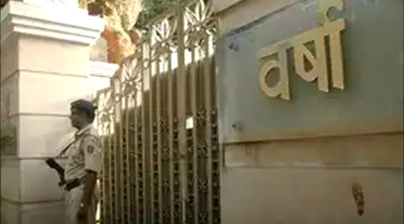 Maharashtra CM के घर के बाहर आत्मदाह की धमकी! हुआ गिरफ्तार