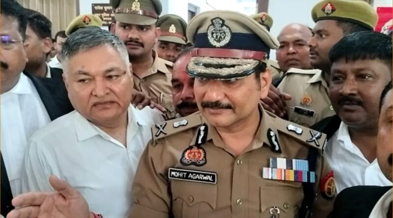 Varanasi: फर्जी मुकदमे के विरोध में अधिवक्ताओं ने किया विरोध-प्रदर्शन
