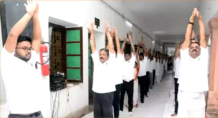 वाराणसी नगर निगम में मनाया गया 11वां अंतरराष्ट्रीय योग दिवस
