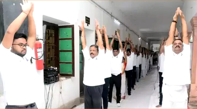 वाराणसी नगर निगम में मनाया गया 11वां अंतरराष्ट्रीय योग दिवस