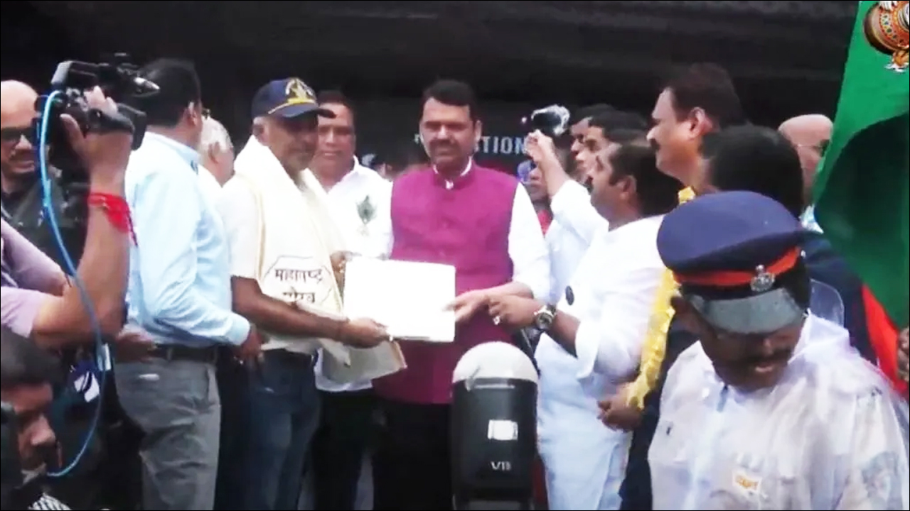 Mumbai: ”ऑपरेशन सिंदूर” थीम पर लगी दही हांडी में पहुंचे CM फडणवीस बोले- पाक के पाप को फोड़ने का काम ऑपरेशन सिंदूर ने किया