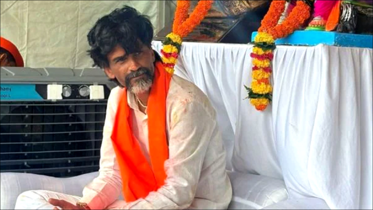 Maratha Quota Leader Manoj Jarange reaches Azad Maidan