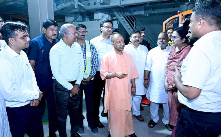 Varanasi: सीएम योगी ने बाढ़ राहत शिविर में रह रहे परिवारों से की मुलाकात, पूछा कुशलक्षेम