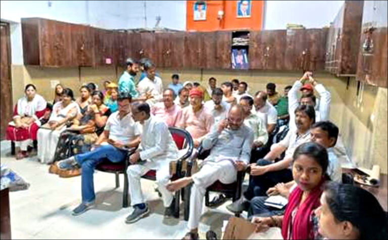 Jaunpur: बिना अनुमति टेंडर जारी होने पर बैठक में सभासदों ने किया हंगामा