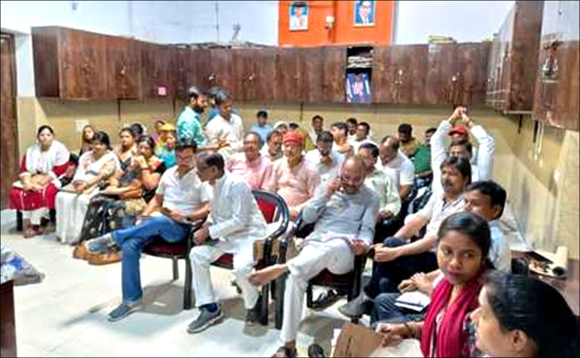 Jaunpur: बिना अनुमति टेंडर जारी होने पर बैठक में सभासदों ने किया हंगामा