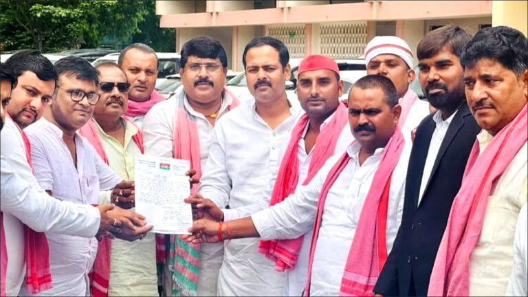 Varanasi: Facebook पर अखिलेश यादव के खिलाफ अभद्र टिप्पणी; सपा ने की कार्रवाई की मांग