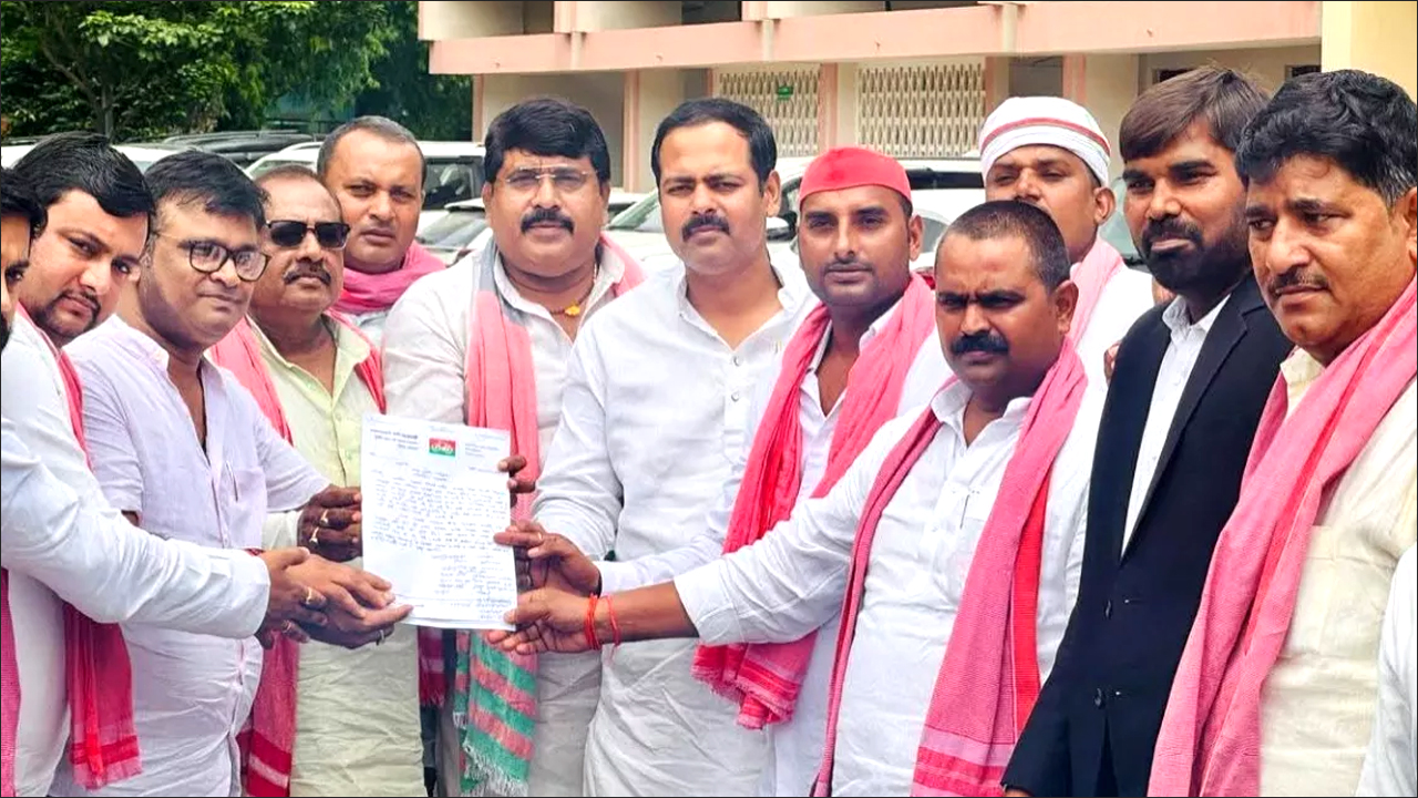 Varanasi: Facebook पर अखिलेश यादव के खिलाफ अभद्र टिप्पणी; सपा ने की कार्रवाई की मांग