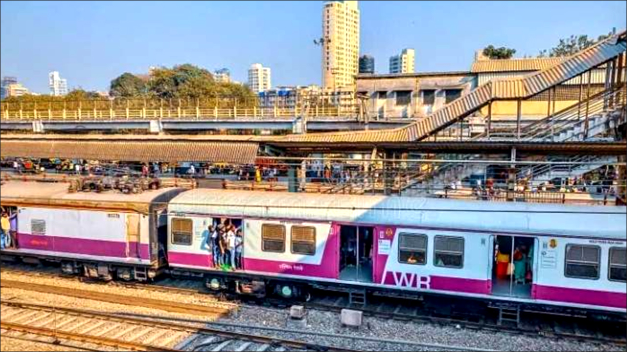 Mumbai: चलती लोकल ट्रेन से फेंका नारियल, पैदल जा रहे युवक को लगी गहरी चोट, हुई मौत!
