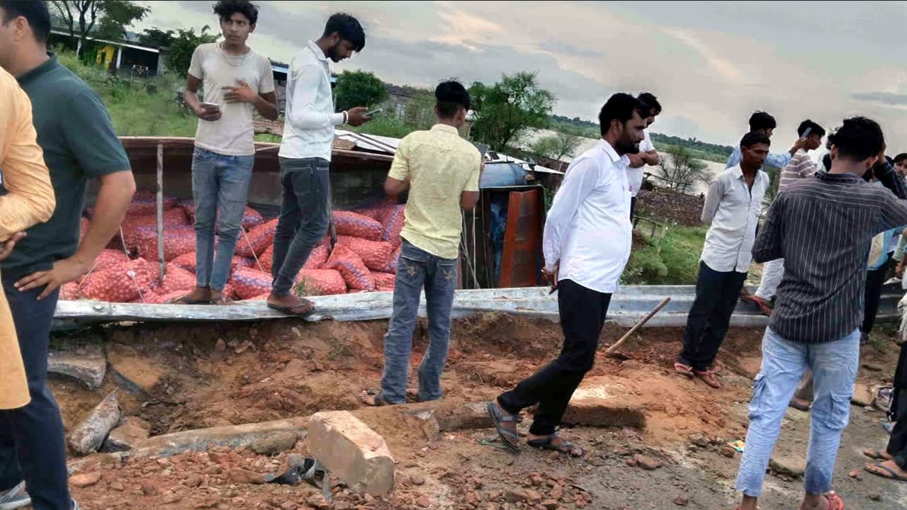 दिल्ली-मुंबई एक्सप्रेसवे पर लालसोट के मंदिर से लौट रही महिलाओं को बेकाबू ट्रक ने रौंदा; 4 लोगों की मौत!