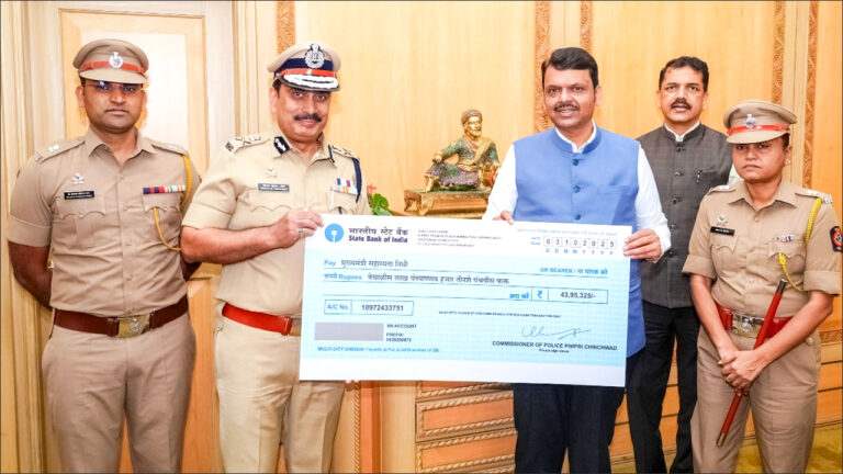 Maharashtra के बाढ़ पीड़ितों की मदद के लिए राज्य पुलिस बल का सीएम फडणवीस ने की तारीफ; ‘मुख्यमंत्री राहत कोष’ में दिए इतने लाख रुपये?