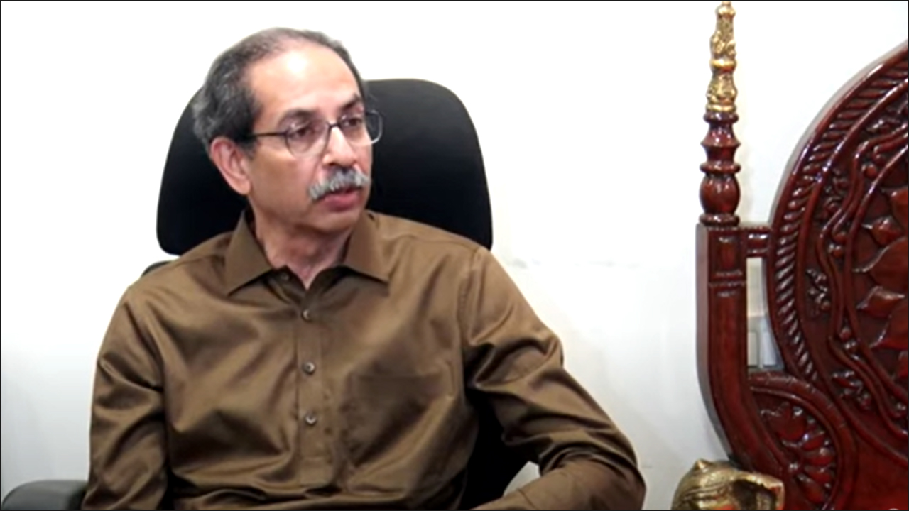 प्रेस कॉन्फ्रेंस को संबोधित करते हुए उद्धव ठाकरे