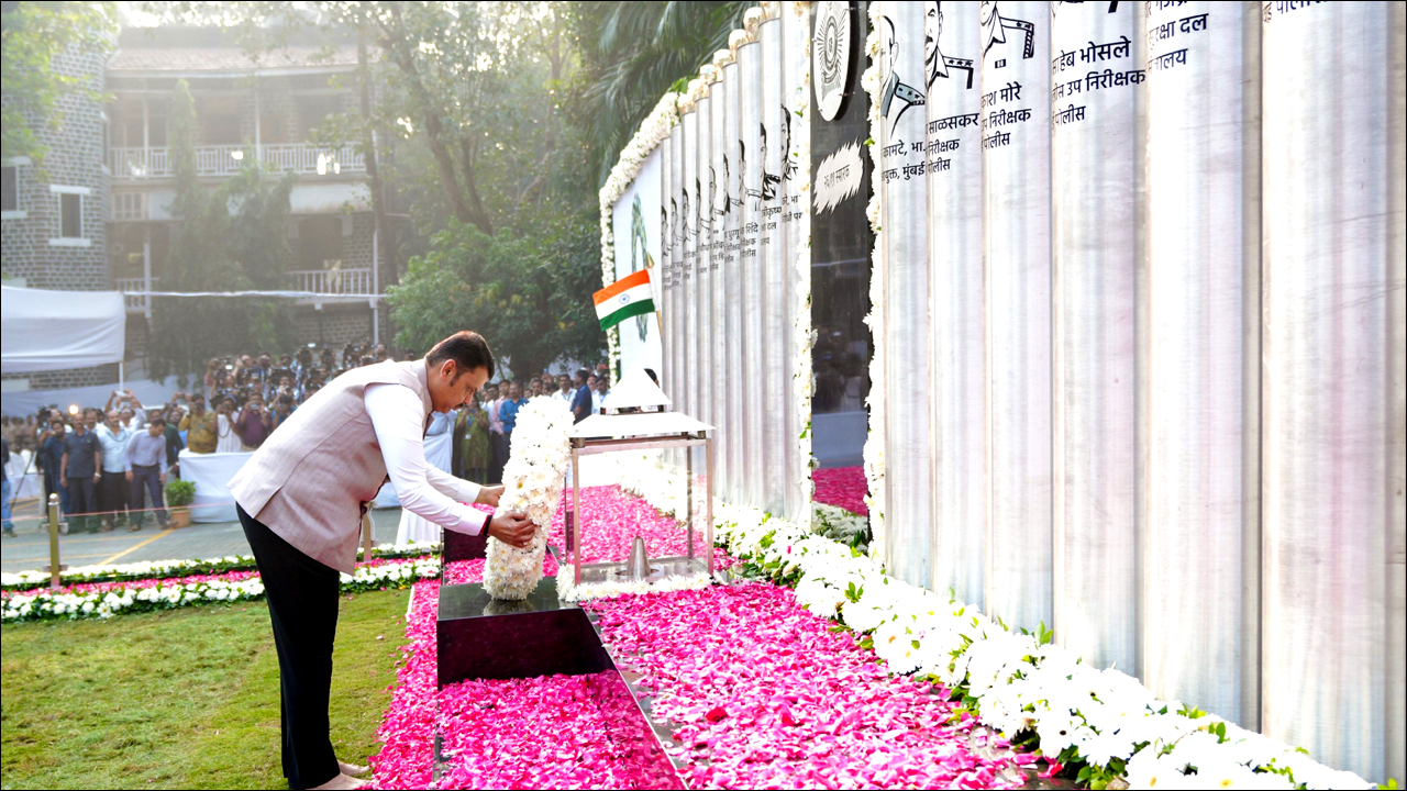 मुंबई हमले की 17वीं बरसी पर मुख्यमंत्री फडणवीस ने दी श्रद्धांजलि, शहीदों को किया नमन!