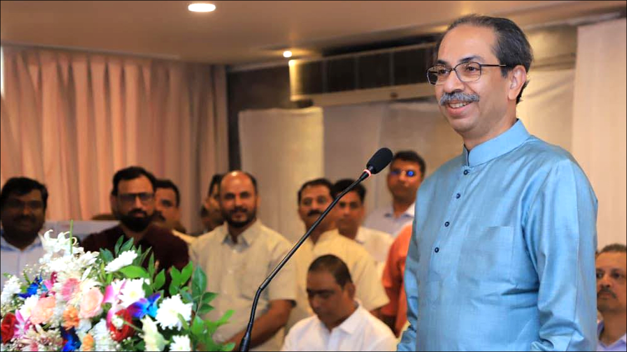 Maharashtra: पापा मुझे इसने मारा..उद्धव ठाकरे ने शिंदे की CM फडणवीस से अनबन पर कसा तंज!