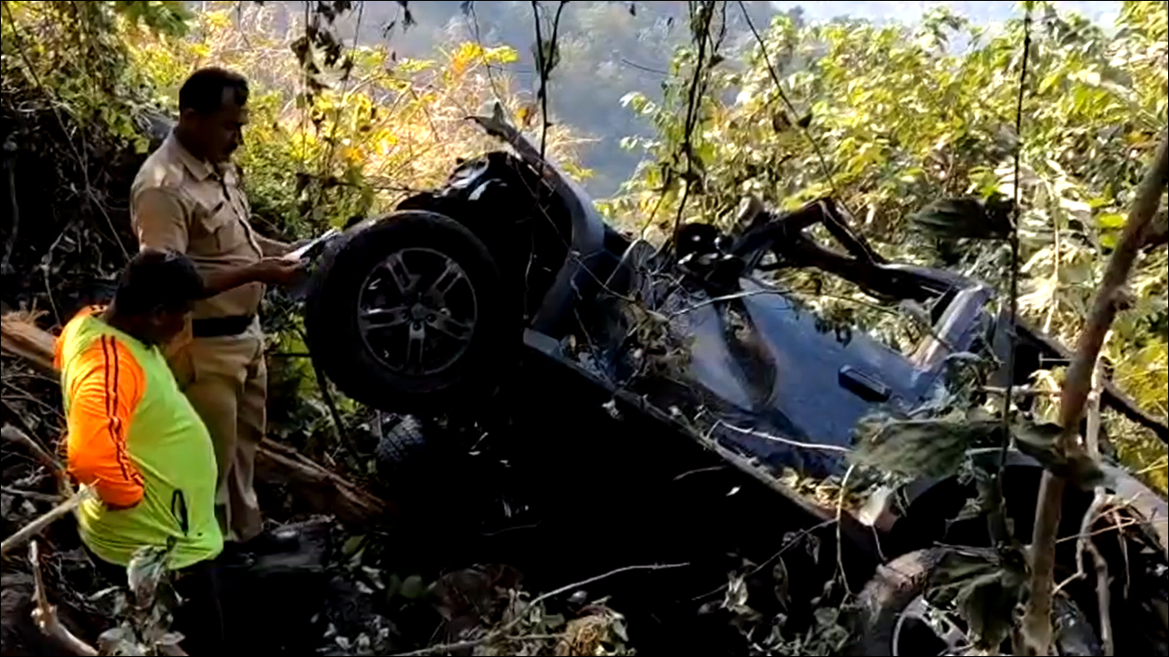Maharashtra: रायगढ़ में 400 फुट गहरी खाई में गिरी SUV, 6 युवकों की मौत!