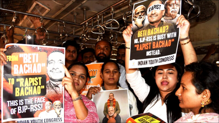 उन्नाव रेप पीड़िता के लिए मुंबई यूथ कांग्रेस ने हाथों में बैनर लिए की इंसाफ की मांग..