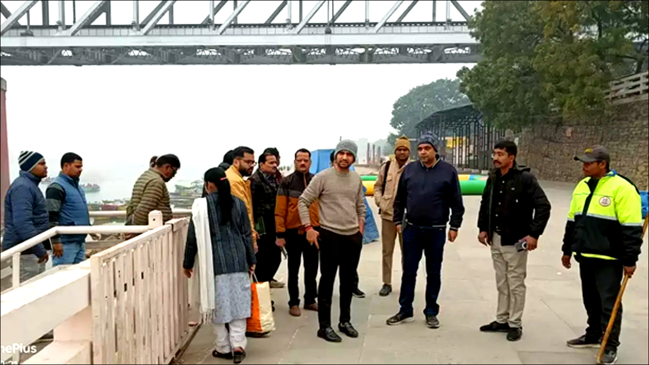 Varanasi: नगर आयुक्त हिमांशु नागपाल ने किया काशी के घाटों का औचक निरीक्षण, दिया ये सख्त आदेश?