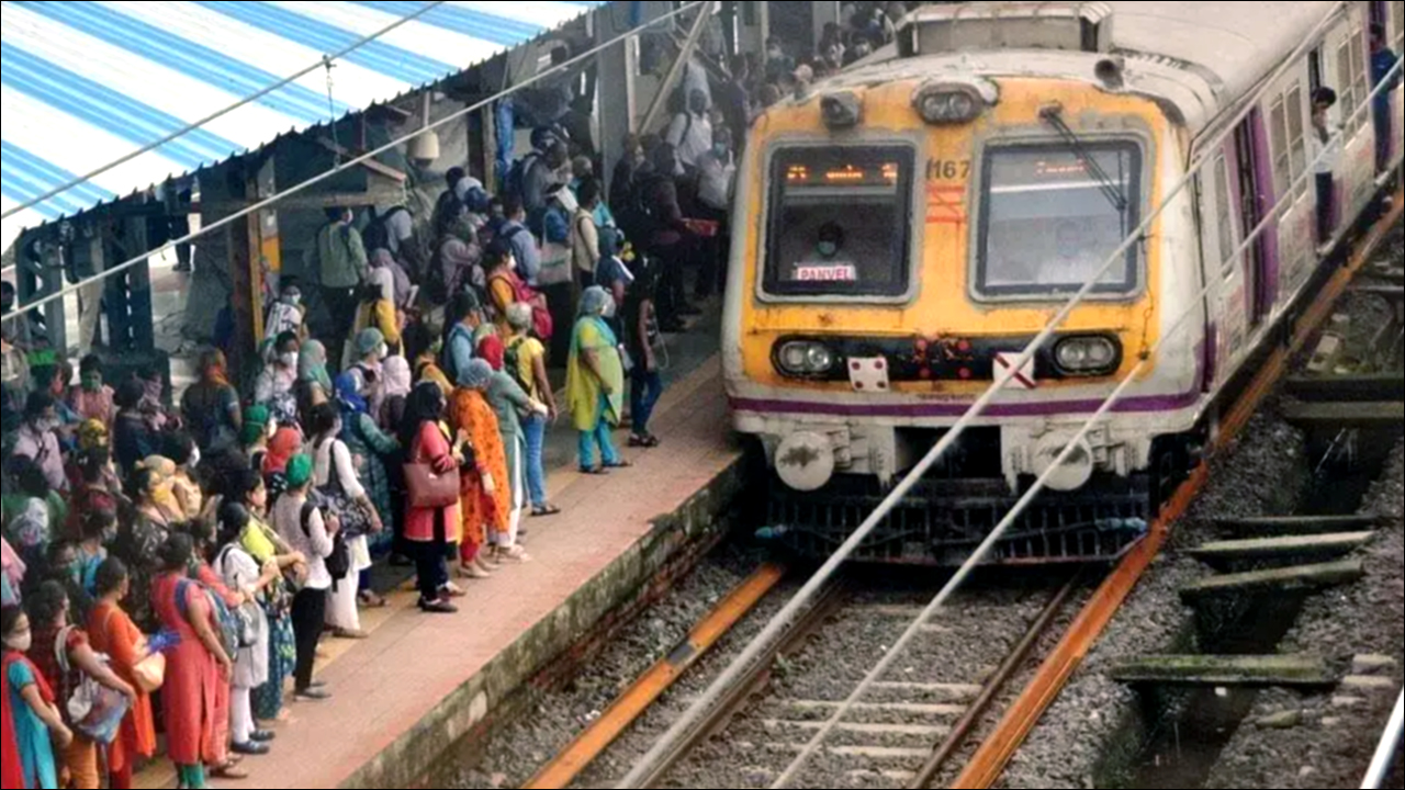 मुंबई लोकल ट्रेन के महिला डिब्बे में घुसा शख्स; विरोध करने पर छात्रा को चलती लोकल से फेंका नीचे!