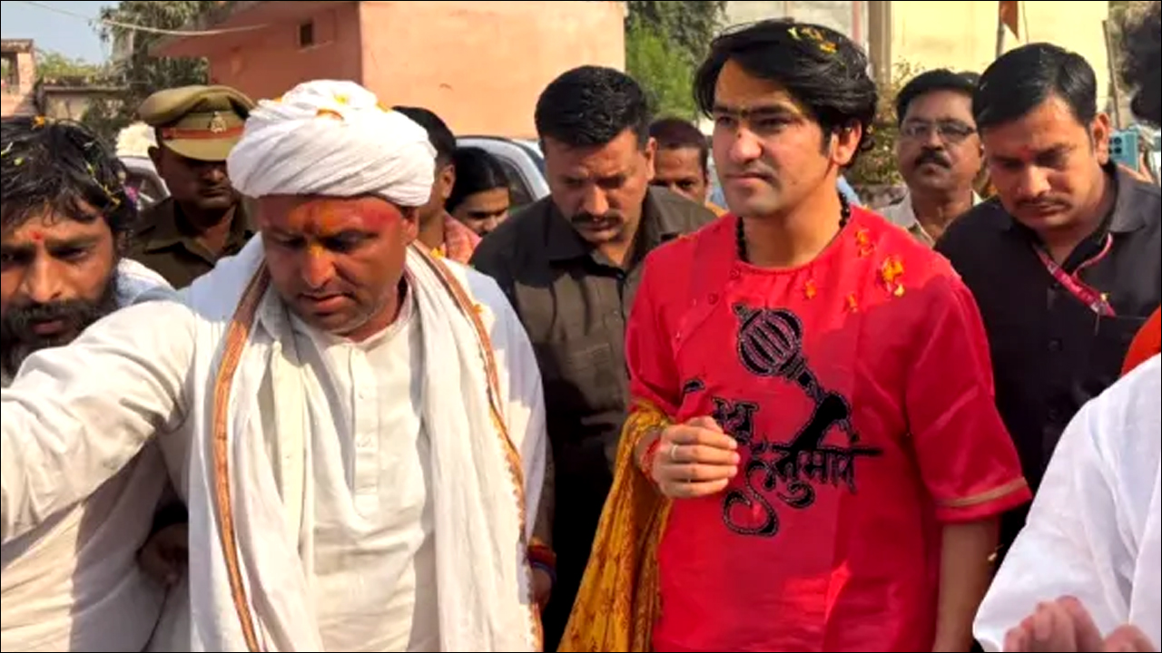 काशी पहुंचे धीरेंद्र शास्त्री बोले- सनातन की गूंज से पूरे विश्व में निकलेगा शांति का रास्ता..