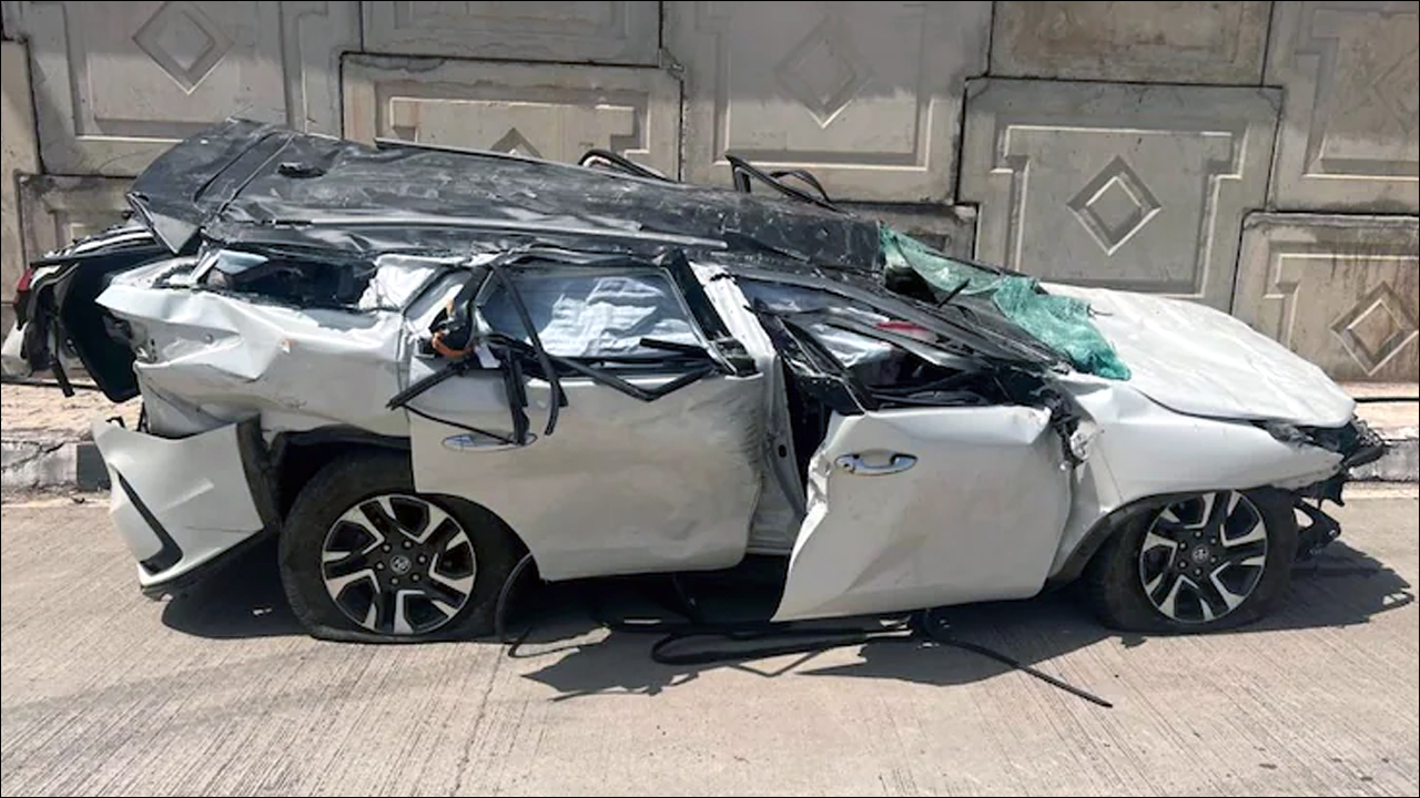 लद्दाख से पुणे लौट रहे 3 दोस्तों की मौत; फ्लाईओवर से 30 फीट नीचे गिरी फॉर्च्यूनर!