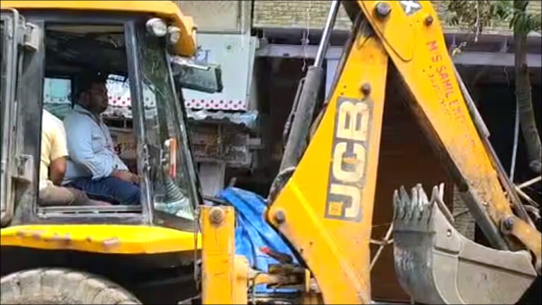 Mumbai: मलाड में दंगाइयों के अवैध घरों और दुकानों पर चला बुलडोजर; धार्मिक कार्यक्रम से शुरू हुआ विवाद, झड़प में बदला!