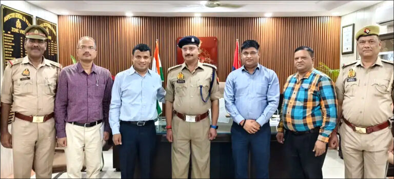 Varanasi: पुलिस निरीक्षक से DSP बने रुपेश कुमार सिंह को ADG पीयूष मोर्डिया ने कंधों पर स्टार लगाकर किया सम्मानित!