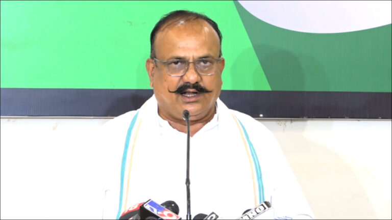 Maharashtra: बारामती उपचुनाव में बड़ा उलटफेर: कांग्रेस उम्मीदवार ने नाम वापस लिया; सुनेत्रा पवार की जीत पक्की!