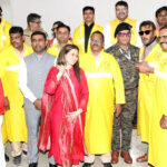 Mumbai: पुलिस जवानों को रेनकोट वितरण अभियान में अभिनेता जैकी श्रॉफ ने लिया हिस्सा!