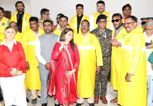 Mumbai: पुलिस जवानों को रेनकोट वितरण अभियान में अभिनेता जैकी श्रॉफ ने लिया हिस्सा!