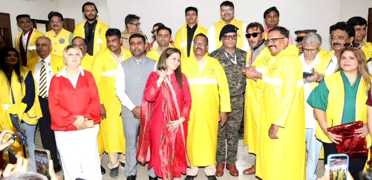 Mumbai: पुलिस जवानों को रेनकोट वितरण अभियान में अभिनेता जैकी श्रॉफ ने लिया हिस्सा!