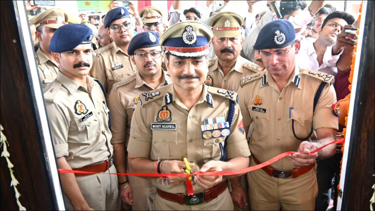 Varanasi: कैंट स्टेशन के सामने खुला पुलिस सहायता केंद्र, असामाजिक तत्वों पर पुलिस की पैनी नज़र
