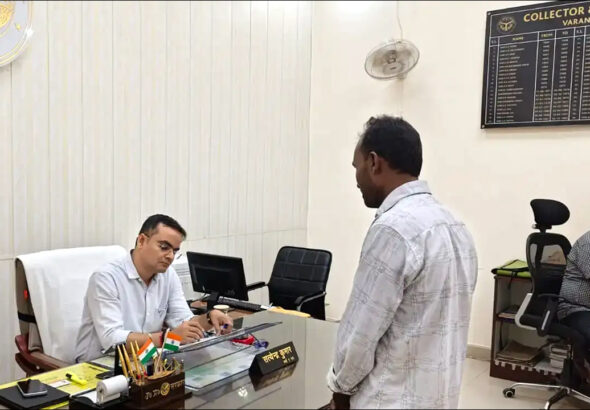 Varanasi: ‘जनता दर्शन’ में जिलाधिकारी ने सुनीं जनता की फ़रियाद, समयबद्ध निस्तारण के दिए निर्देश
