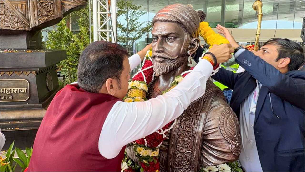 Maharashtra: महायुति में कुछ तो चल रहा; छत्रपति शिवाजी महाराज की प्रतिमा के अनावरण कार्यक्रम में नहीं हुआ सरकारी प्रोटोकॉल का पालन?