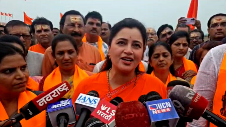 Maharashtra: ‘राम रक्षा’ पाठ पर नवनीत राणा का तीखा हमला- उद्धव ठाकरे ढोंग कर रहे हैं..!