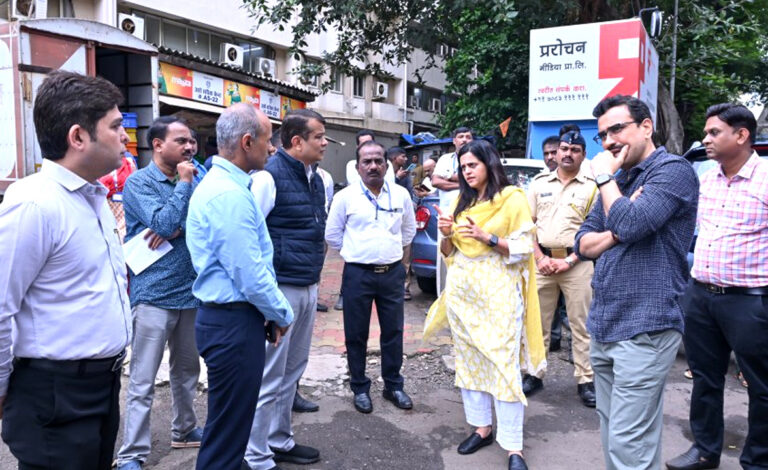 BMC का फुटपाथ अतिक्रमण हटाओ अभियान: अश्विनी भिड़े सख्त, कहा- फुटपाथ पर अतिक्रमण बर्दाश्त नहीं किया जाएगा!