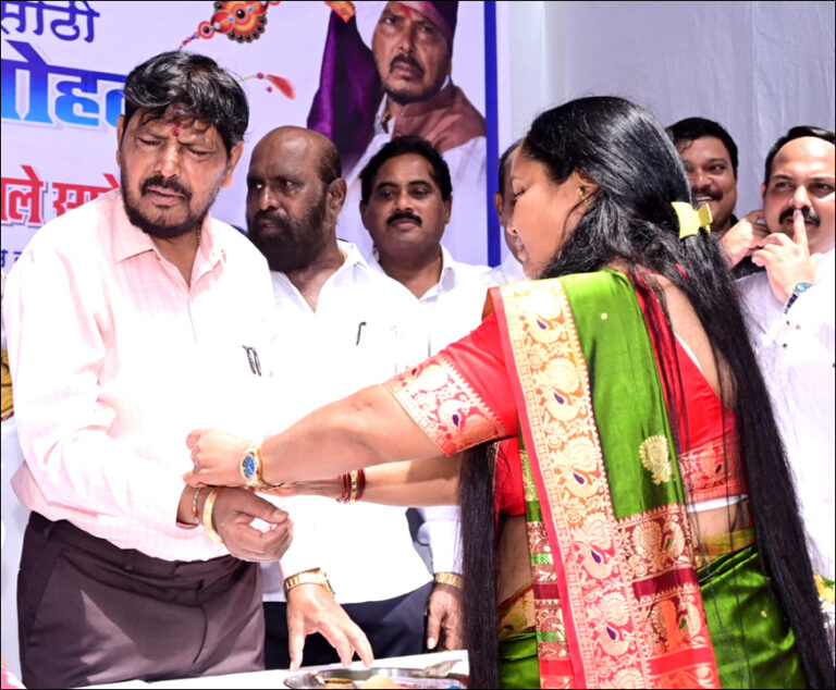 Mumbai: केंद्रीय मंत्री अठावले ने कमाठीपुरा के सेक्स वर्करों से बंधवाई राखी! किया ये बड़ा वादा..?