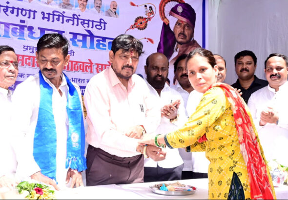 Mumbai: केंद्रीय मंत्री अठावले ने कमाठीपुरा के सेक्स वर्करों से बंधवाई राखी! किया ये बड़ा वादा..?