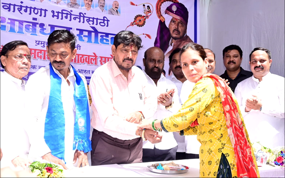 Mumbai: केंद्रीय मंत्री अठावले ने कमाठीपुरा के सेक्स वर्करों से बंधवाई राखी! किया ये बड़ा वादा..?
