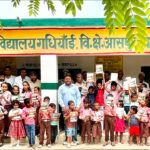 UP: जरूरतमंद स्कूली बच्चों को मुफ्त नोटबुक वितरण; छात्र-छात्राएं हुए गदगद!
