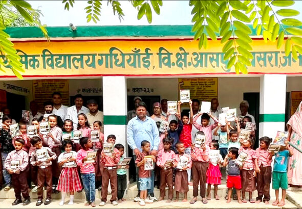 UP: जरूरतमंद स्कूली बच्चों को मुफ्त नोटबुक वितरण; छात्र-छात्राएं हुए गदगद!