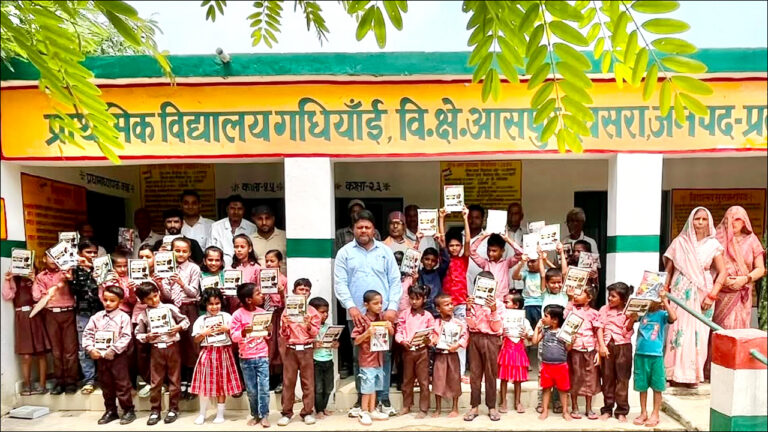 UP: जरूरतमंद स्कूली बच्चों को मुफ्त नोटबुक वितरण; छात्र-छात्राएं हुए गदगद!