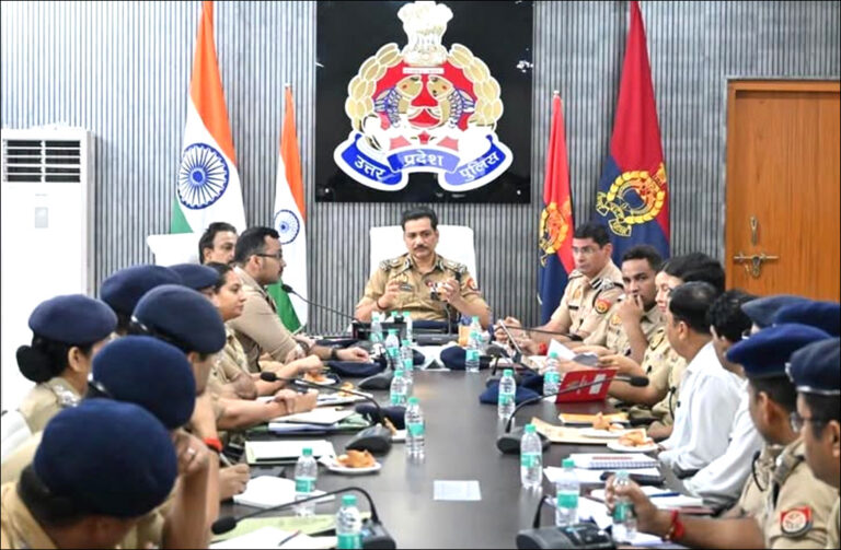 वाराणसी में कानून-व्यवस्था में लापरवाही पड़ी भारी; 2 इंस्पेक्टरों पर गिरी गाज, 8 अफसरों के तबादले!