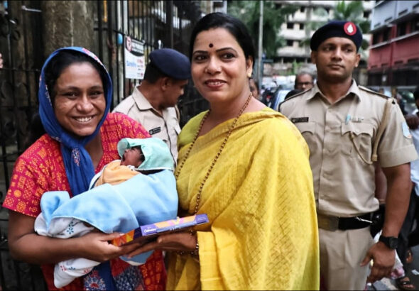 Mumbai: मानवता की मिसाल बनीं महापौर रितु तावड़े! नवजात के साथ फंसी मां को सरकारी गाड़ी से पहुंचाया घर!