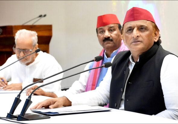 अखिलेश यादव बोले- UP में ईमानदार अधिकारियों पर अवैध काम करने का दबाव बना रही है सरकार!
