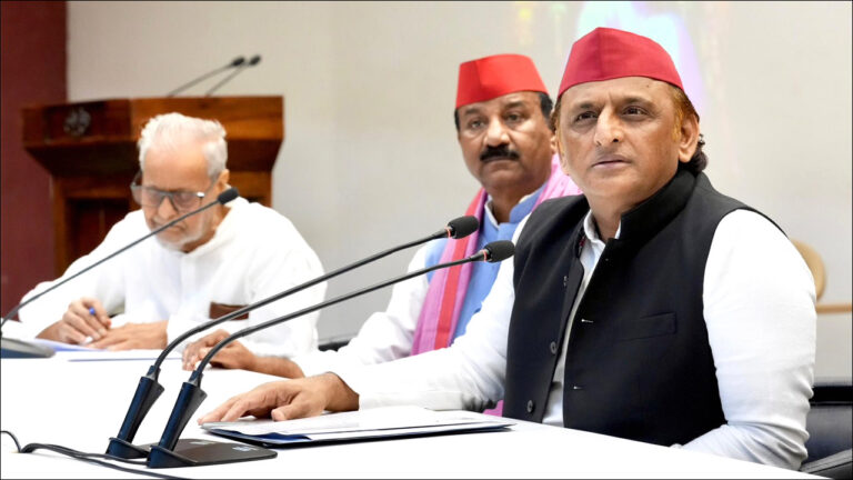 अखिलेश यादव बोले- UP में ईमानदार अधिकारियों पर अवैध काम करने का दबाव बना रही है सरकार!