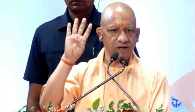 UP: सपा व उसके मुखिया अखिलेश यादव पर भड़के CM योगी; बोले- जिनके इशारे पर जर्जर भवन दिखा रहे, ये उन्हीं के स्मारक हैं!