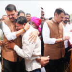 Maharashtra: किसान की आंखों में आंसू देख पिघल गए CM फडणवीस, गले लगाकर बोले- चिंता मत करो सरकार तुम्हारे साथ है..