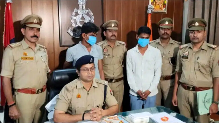 Varanasi: रामनगर थाना पुलिस ने सामने घाट पुल पर महिला से चेन छीनने वाले 2 शातिर लुटेरों को किया गिरफ्तार