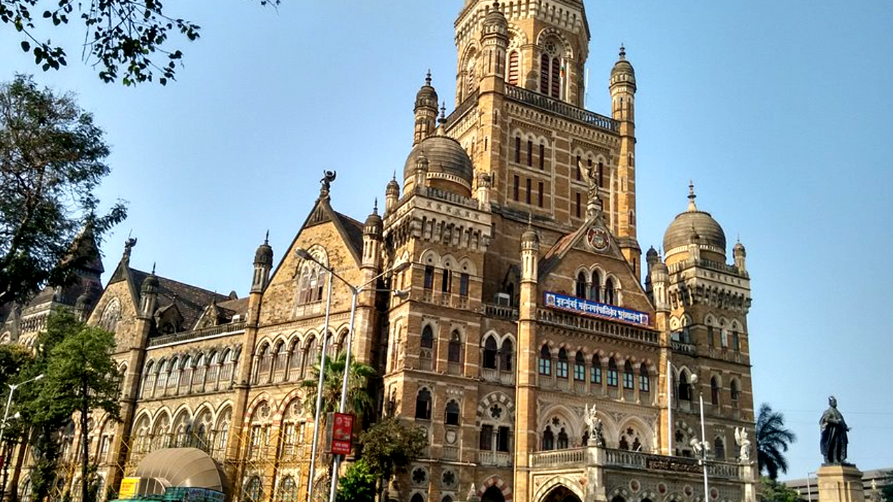 मुंबई में पानी की किल्लत, फिर भी सड़क धुलाई पर 8.25 करोड़ खर्च करेगी BMC..?